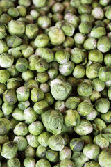 świeże brukselki na stoisku targowym