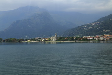 Fototapeta premium Blick nach Gravedona, Kirche Santa Maria del Tiglio über den Comer See in Italien