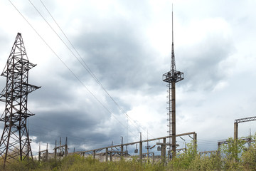 Obraz premium High-voltage electric transmission lines.