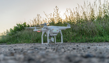 drone in front of the start / Drone in front of a field edge in the evening light