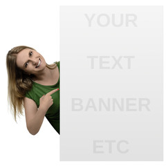 Frau hält zeigt Textfreiraum Plakat Anzeige Werbung Banner