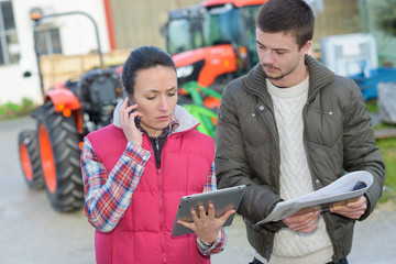 agronomist helping farmer planning the harvest