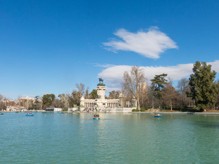 Naklejka premium Piękne zdjęcie turystów na łodziach przy pomniku Alfonsa XII w Parque del Buen Retiro. w Madrycie, Hiszpania