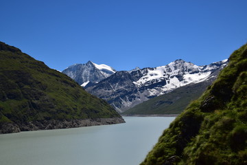 Fototapeta na wymiar Lac et Barrrage Suisse