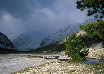Aktru valley in spring, Altai mountains, snow, clouds © Yury Kirillov