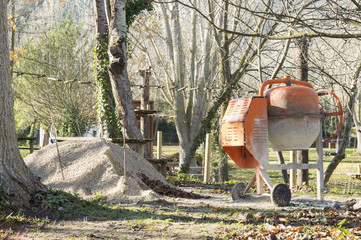 Hormigonera y materiales de construcción en un área rustica