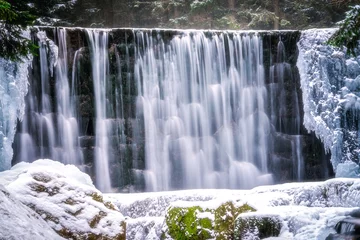 Tableaux sur verre Cascades Wild waterfall in winter