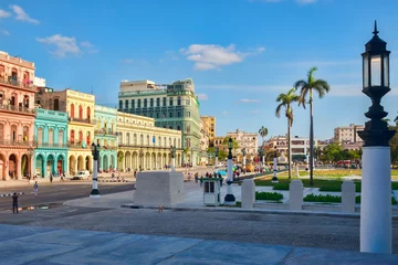 Foto auf Acrylglas Bunte Gebäude neben dem Kapitol in der Innenstadt von Havanna © kmiragaya