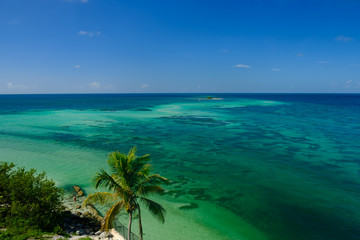 Fototapeta na wymiar Beautiful clear waters of Bahia Honda State Park in the Florida Keys