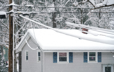 Obraz premium power line and residential house in the snow storm