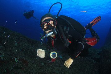 Obraz na płótnie Canvas Female scuba diver underwater and fish