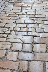 alter abgerunderter Stein Weg zur Kirche in  der Stadt Rovinj als Hintergrund