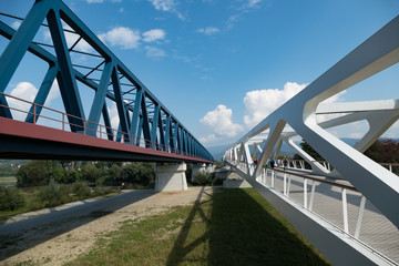 moderne Architektur grün blaue Eisenbahn und Fussgänger Brücke über die Donau in Deggerndorf