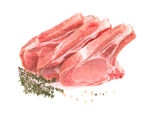 côtelettes de porc échine crues position debout sur fond blanc