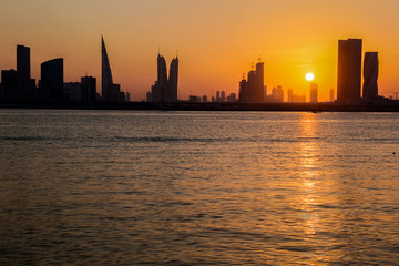 Fototapeta na wymiar A golden sunset behind a city skyline