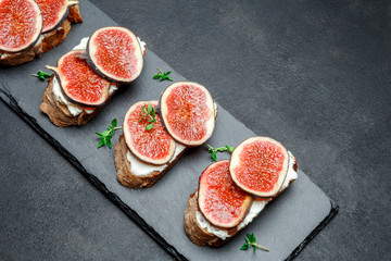 Bruschetta with blue cheese and fresh figs
