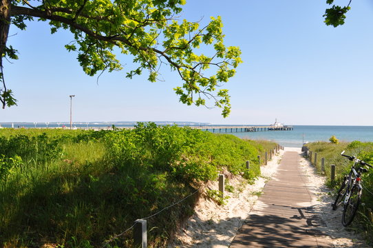 Ausflugsschiff an der Seebr&uuml;cke, Fahrrad am Strand, Binz, R&uuml;gen