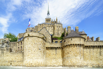 Fototapeta premium Trutzburg im Meer: Le-Mont-Saint-Michel