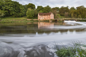 Obraz premium Early morning view across River Stour to Sturminster Newton Mill in Dorset.