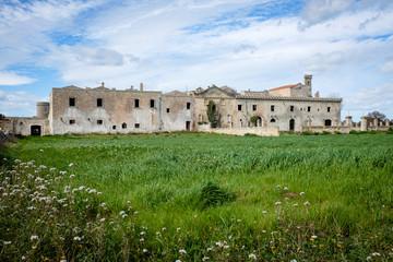Fototapeta na wymiar Abandoned farmhouse. Apulia region, Italy.