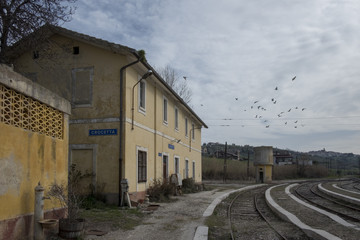 Fototapeta na wymiar Stazione dei treni abbandonata