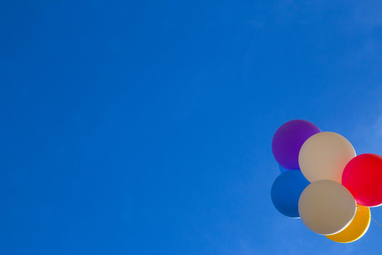 Globos multicolores en el cielo