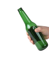 pusta zielona butelka po piwie trzymana w dłoni
