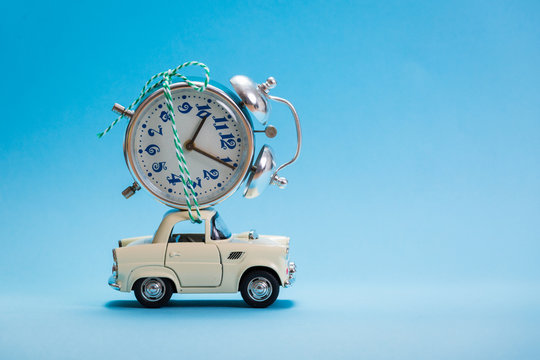 Car Toy Carrying Analog Clock