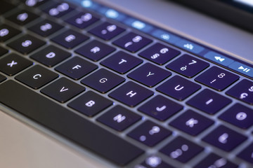 Obraz premium Clavier ordinateur portable a touches lumineuses et écran tactile