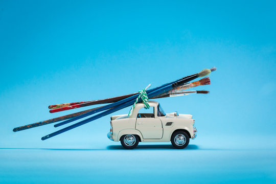 Car toy carrying paint brushes