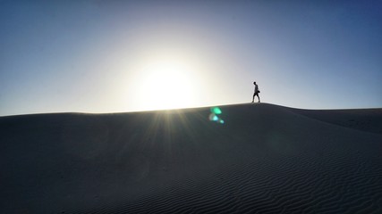 Mann in der Wüste - Sonnenuntergang - Australien