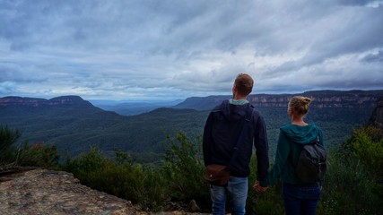 Paar in den Blue Mountains in Australien