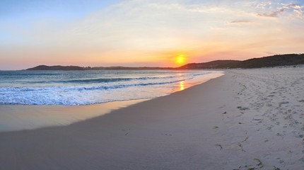 Fototapeta na wymiar Sonnenuntergang in Byron Bay Australien am Strand
