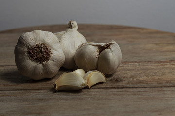 Teste di aglio su tavolo