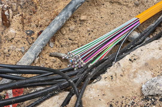 Glasfaserkabel in einer Baugrube - Bauarbeiten für schnelles Internet