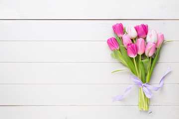 Fototapeta premium Różowy tulipan na białym tle. Wielkanocny tło