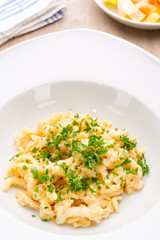Teller Käsespätzle im Hochformat