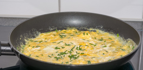 Rührei in der Pfanne - Topf kochen mit Kräuter 