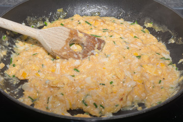 Rührei in der Pfanne - Topf kochen mit Kräuter 