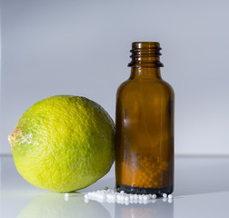 Flasche mit Globulin Medikamente auf weiß