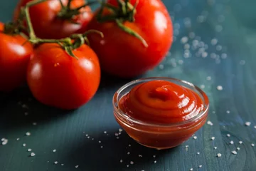 Fotobehang Portie tomatenketchup © Ruslan Mitin
