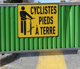 cyclistes pied à terre
