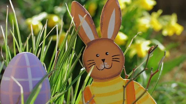 Osterhase und Narzissen