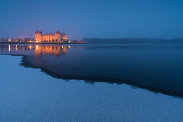 Fototapeta premium Schloss in Moritzburg bei Dresden an einem verschneiten Abend im Winter