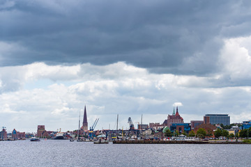 Blick über die Warnow auf Rostock