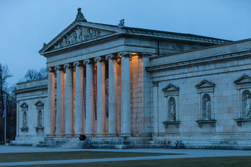 Fassade der Münchner Glyptothek am Königsplatz am Abend