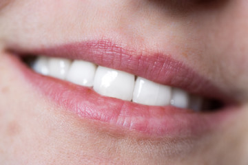 Naklejka premium Strahlend weiße gesunde Zähne und rote Lippen, Lächeln