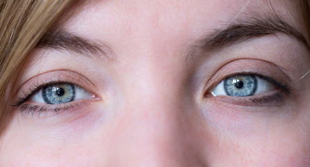 Obraz premium Blaue Augen und Wimpern natürlich, Breitbild