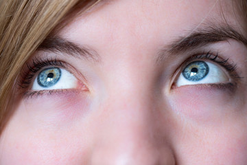 Fototapeta premium Blaue Augen und Wimpern natürlich, Blick nach oben