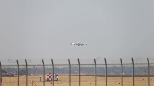 成田〜ひこうきの丘_着陸風景_747-8F